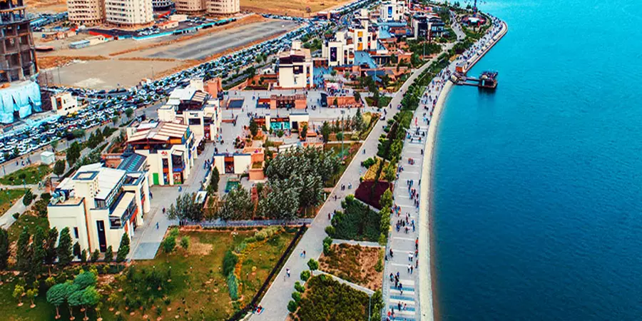 Chitgar Lake's numerous picnic areas with shaded tables and barbecue facilities make it an ideal spot for a relaxing outdoor meal.